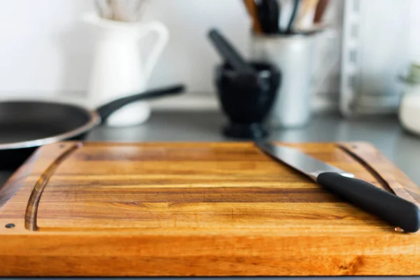 チョッピング ボードと灰色のテーブル トップのキッチン ナイフ — ストック写真