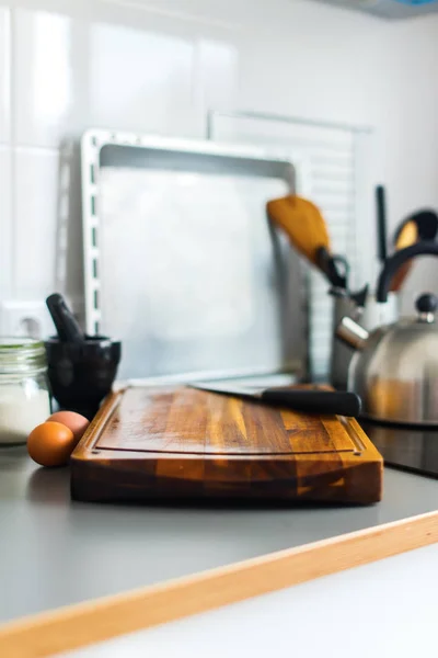 Tabla de cortar y cuchillo en la cocina de mesa gris — Foto de Stock