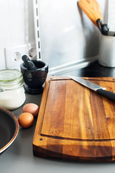 Tabla de cortar y cuchillo en la cocina de mesa gris — Foto de Stock