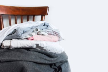 Vintage sandalye yastık kapak ekose beyaz duvar ile