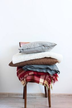 Vintage sandalye yastık kapak ekose beyaz duvar ile