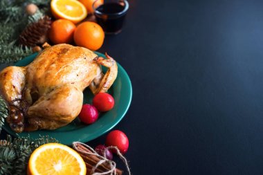 Fırında bütün tavuk ahşap masa