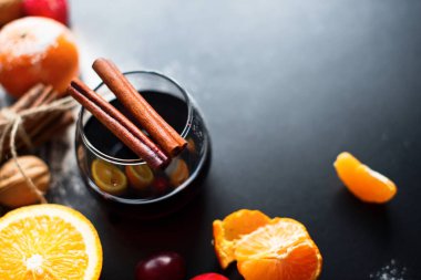 Mulled şarap baharat meyve siyah arka plan içki