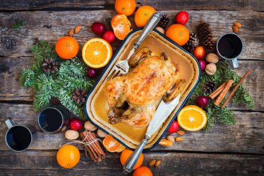 Fırında bütün tavuk ahşap masa