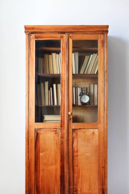 Antika ahşap büyük raflar tam eski kitaplar duvar