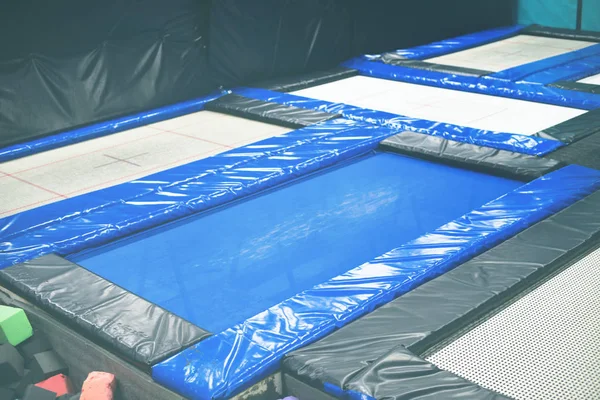 Trambolin kentsel Bahçesi yetişkin çocuk atlamak