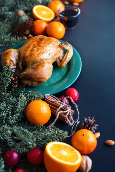 Pečené celé kuře s pomeranči černá tabulka — Stock fotografie