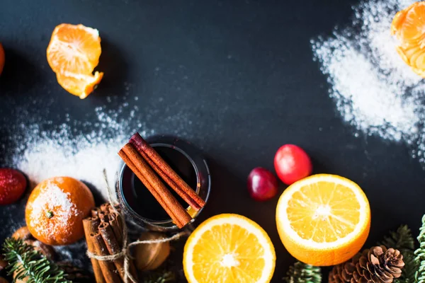 Glögg vin kryddor frukter svart bakgrund Drink — Stockfoto