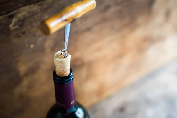 Μπουκάλι κρασί με τιρμπουσόν σε φόντο ξύλινη — Φωτογραφία Αρχείου