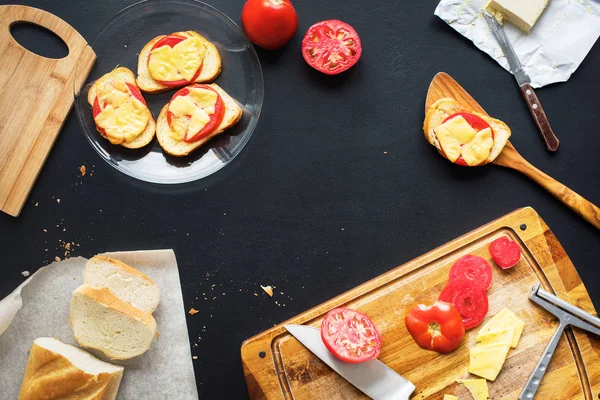 Kleine Sandwiches met brood tomaat kaas, gebakken — Stockfoto