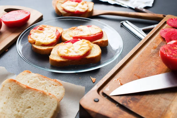 Pequenos sanduíches com pão de tomate Queijo cozido — Fotografia de Stock