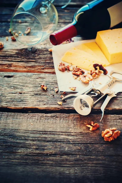 Vino tinto Nueces Queso abridor Mesa de madera — Foto de Stock