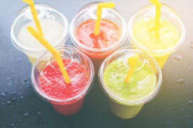 Renkli Smothies almak uzakta plastik