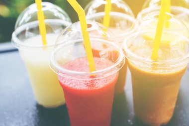 Renkli Smothies almak uzakta plastik