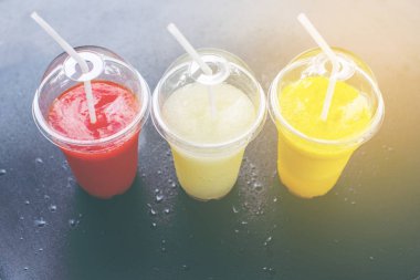 Renkli Smothies almak uzakta plastik