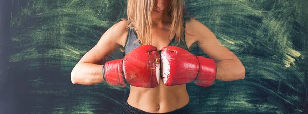 Guantes de boxeo de mujer retrato Fondo oscuro — Foto de Stock