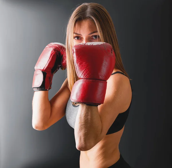 Portre kadın boks eldiven koyu arka plan — Stok fotoğraf