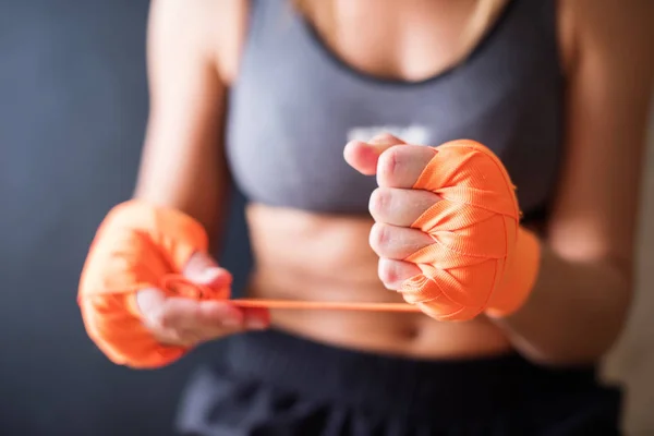 Žena ruce nosí boxerské bandáže — Stock fotografie
