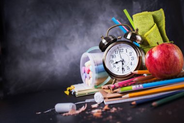 Okul saat tebeşir kalem Apple başa kavramı