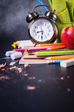 Okul saat tebeşir kalem Apple başa kavramı