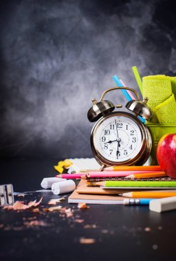 Okul saat tebeşir kalem Apple başa kavramı