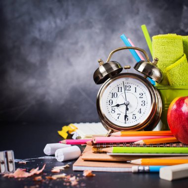 Okul saat tebeşir kalem Apple başa kavramı