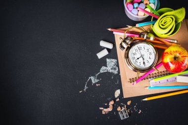 Okul saat tebeşir kalem Apple başa kavramı