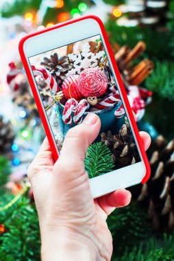 Noel el fotoğraf çekim telefon tutarak