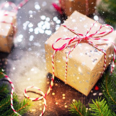 Neşeli Noel kompozisyon kutuları kırmızı kurdele