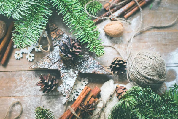 Pine Cones Fir Tree Star decorado fio de linho — Fotografia de Stock