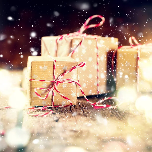 Festlich beige vintage boxen geschenke stil weihnachten — Stockfoto