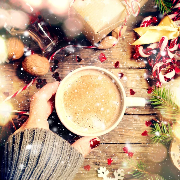 Heißes Weihnachtsgetränk im Becher präsentiert Hintergrund — Stockfoto
