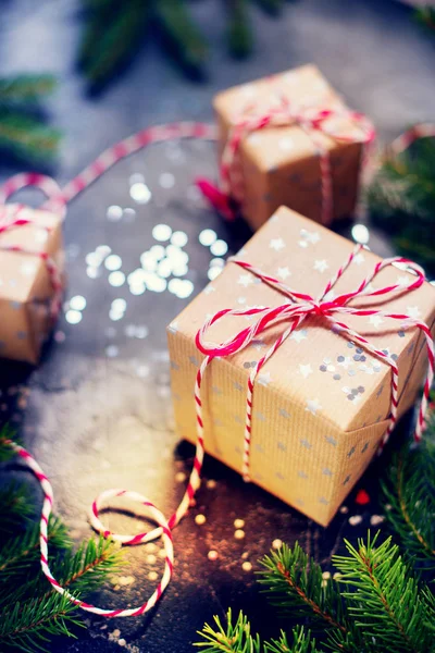 Festliche weihnachtliche Komposition Boxen rotes Band — Stockfoto