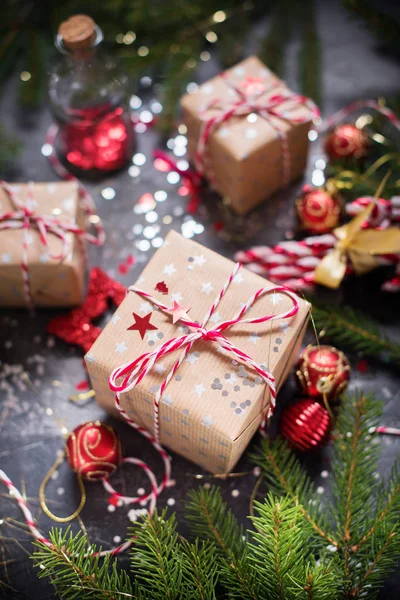 크리스마스 휴일 구성 빨간 전나무 나무 장난감 — 스톡 사진