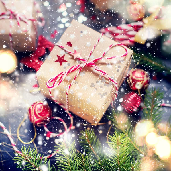 Χριστουγεννιάτικες διακοπές σύνθεση κόκκινο έλατο δέντρο παιχνίδια — Φωτογραφία Αρχείου