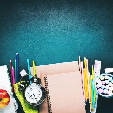 Geri okul çalar saat Kırtasiye alanı kopyalama düz