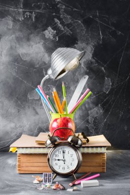 Okul saat tebeşir kalem Apple başa kavramı