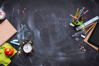 Okul saat tebeşir kalem Apple başa kavramı