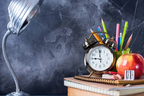 Okul saat tebeşir kalem Apple başa kavramı