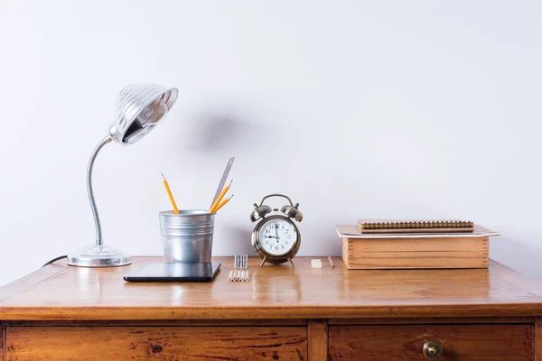 Accesorios Reloj despertador Lámpara Escritorio de madera —  Fotos de Stock