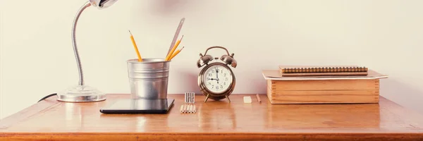 Accesorios Lámpara de reloj despertador de escritorio de madera — Foto de Stock