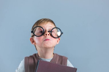 Kırık gözlük harika çocuk portre sevimli küçük çocuk