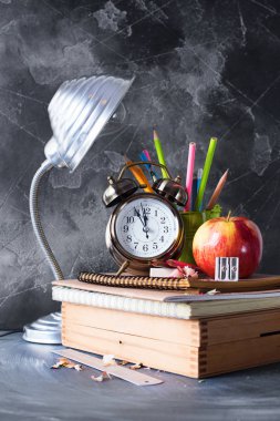 Okul saat tebeşir kalem Apple başa kavramı