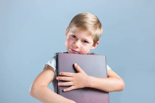 Portret ładny mały chłopiec ucznia z książki słodkie dziecko — Zdjęcie stockowe