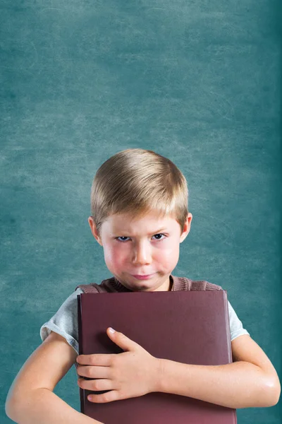 Retrato divertido poco pupilo chico con libro niño — Foto de Stock