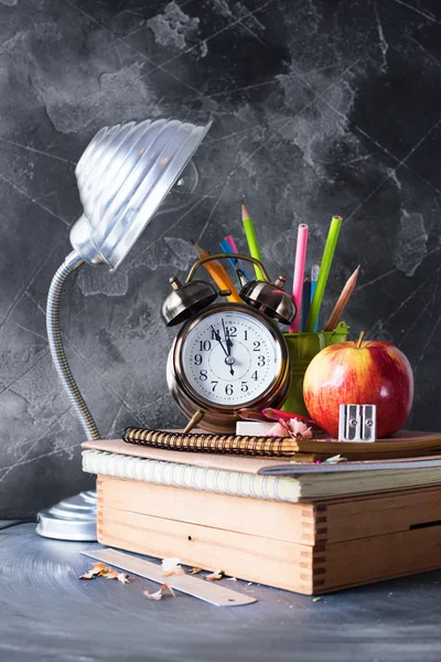 Okul saat tebeşir kalem Apple başa kavramı