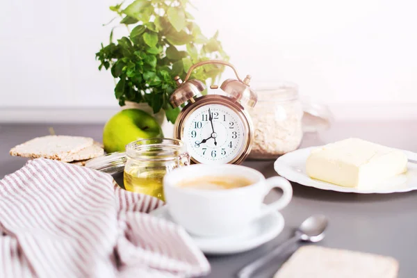 Café da manhã White Cup Alarme Café da manhã Relógio — Fotografia de Stock