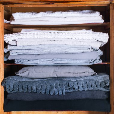 yığın tek renkli yatak çarşafları ahşap retro gardırop