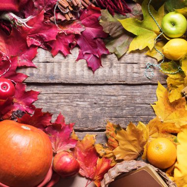 Şükran günü renkli sonbahar kalp şekli bırakır