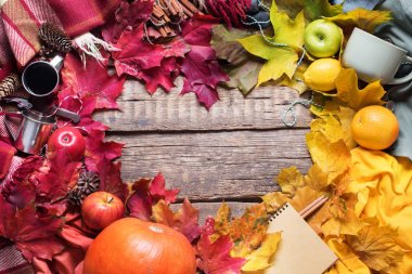 Şükran günü renkli sonbahar kalp şekli bırakır